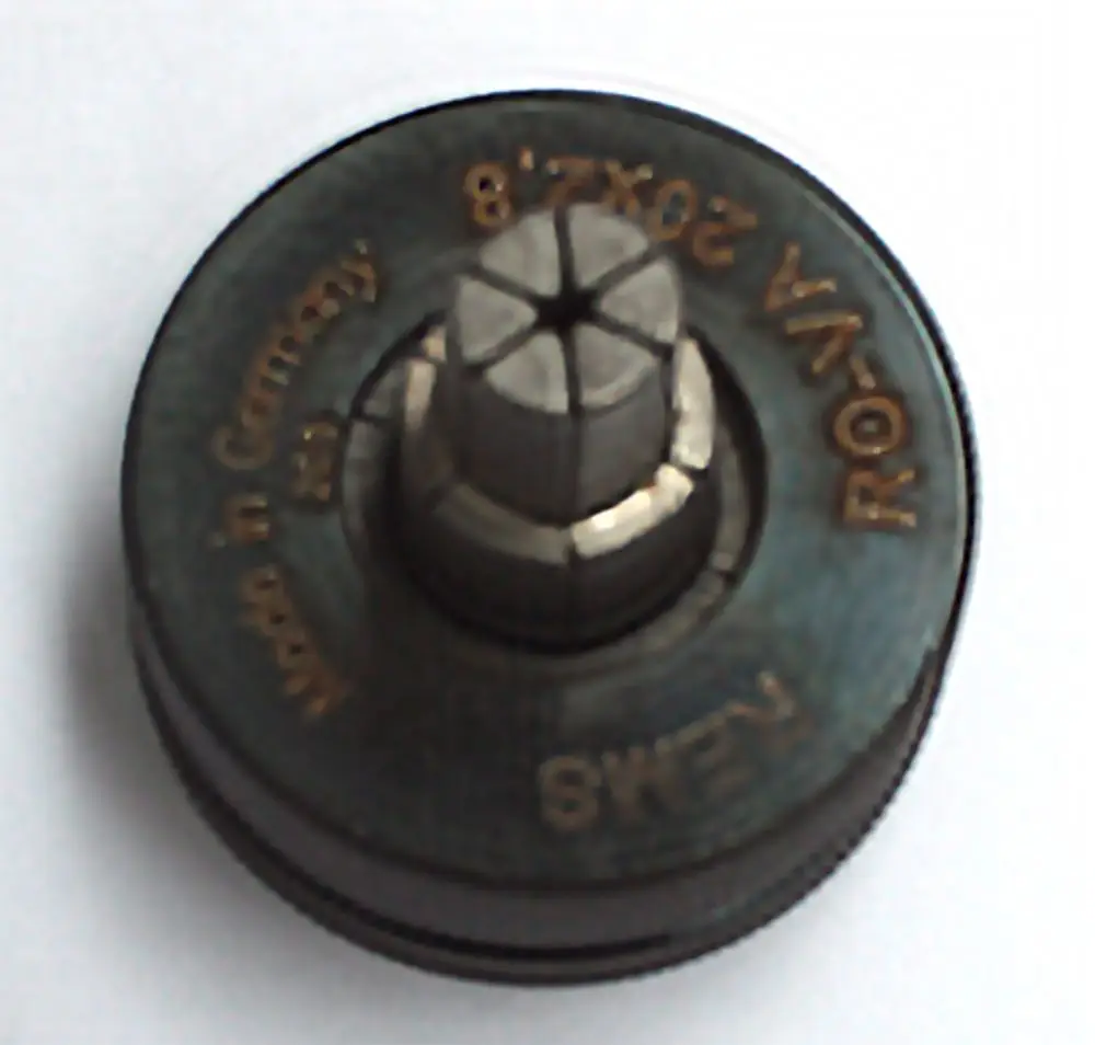 Runder Werkzeugaufsatz aus Metall, beschriftet mit "Made in Germany", mit einem zentralen, sechseckigen Innenprofil. Zu erkennen ist das Daikin-Logo.
